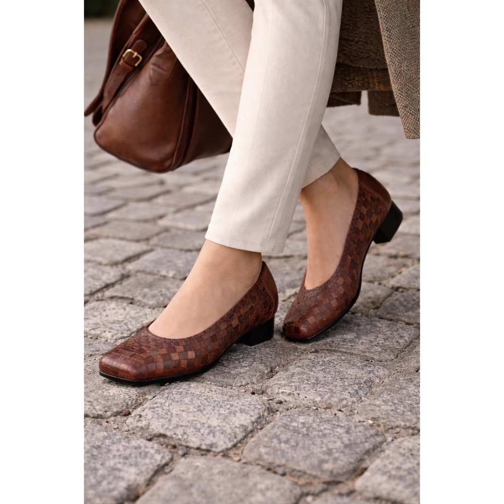 Trotters Leather Loafers Square Toe Brown Basket Weave 7N Equestrian Timeless